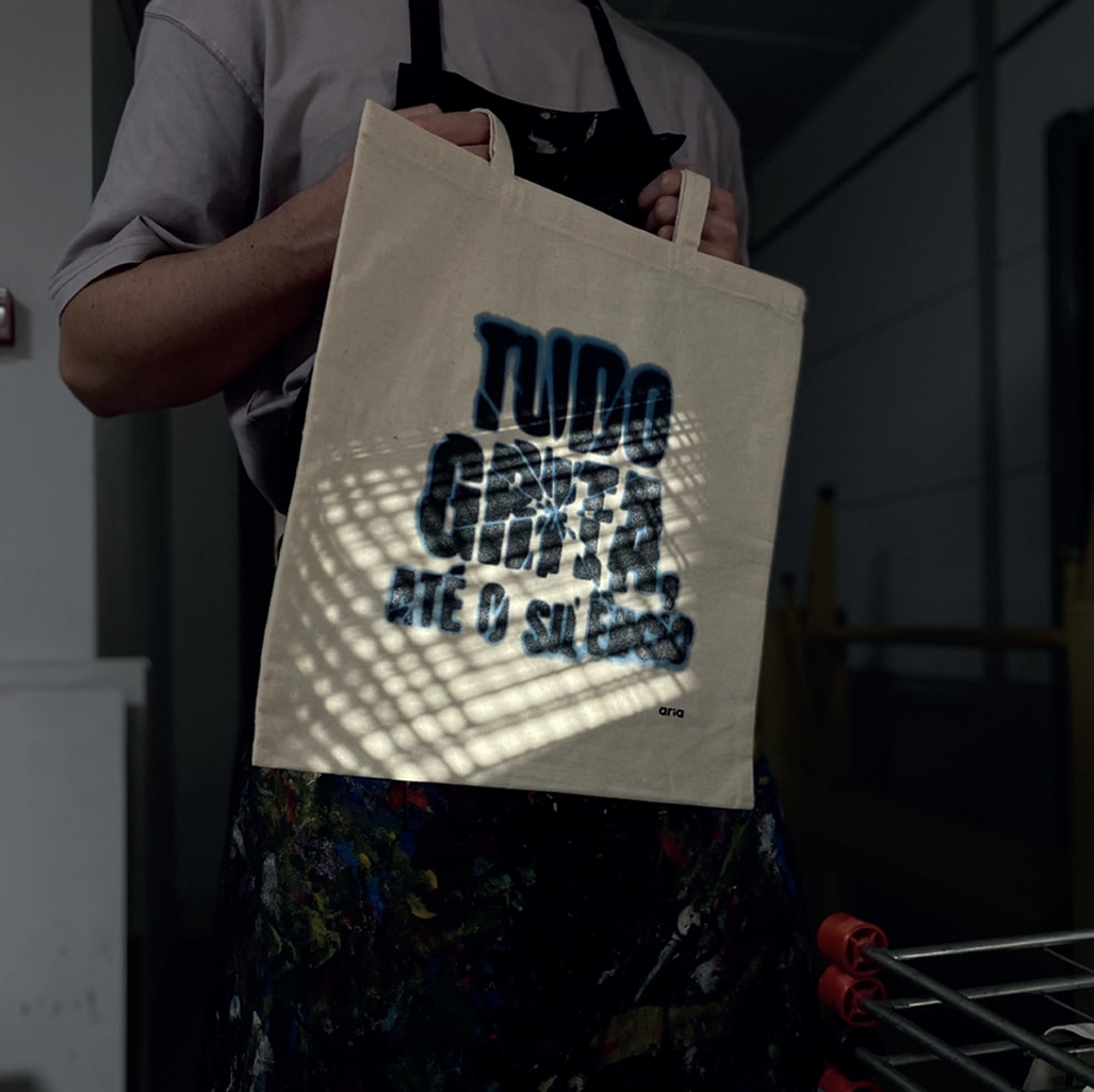 Finished ARIA tote bag with the message Tudo grita, até o silêncio.